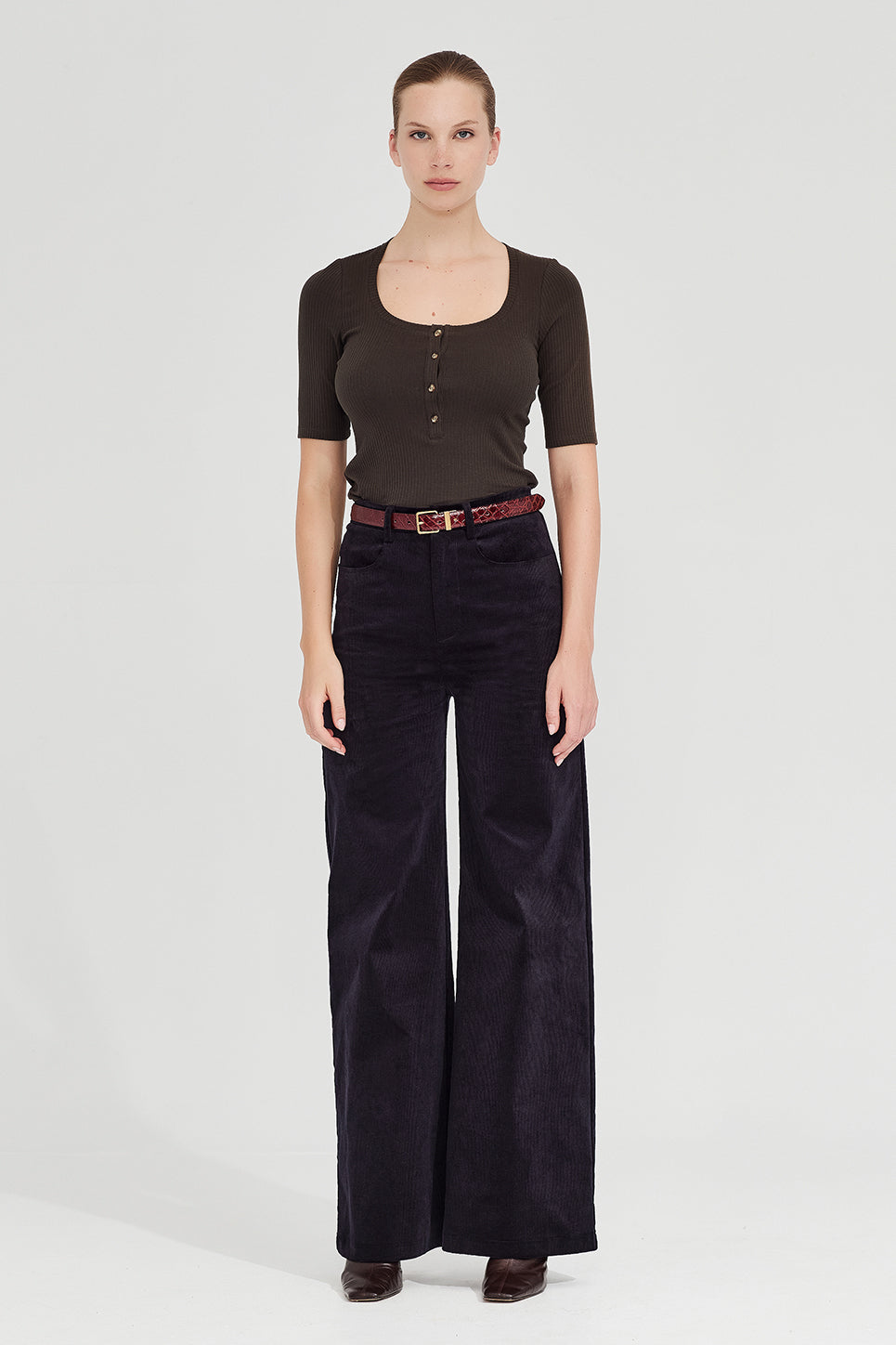 The Lila Tee in Moss