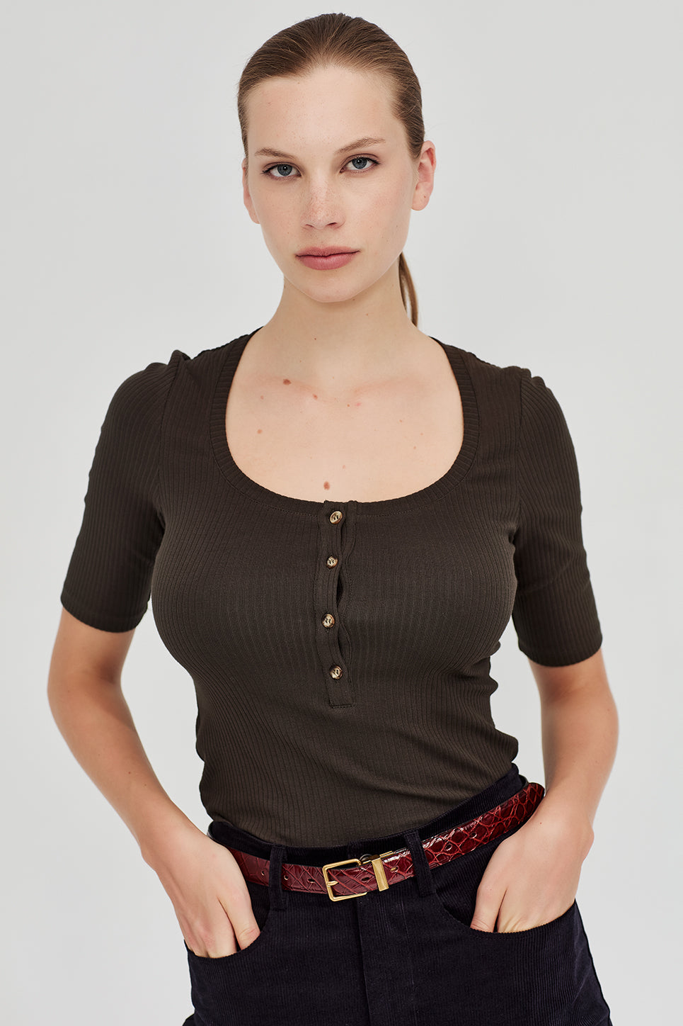 The Lila Tee in Moss